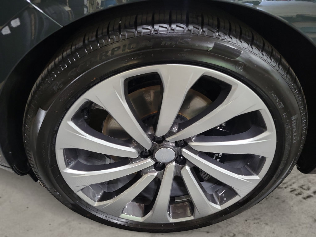 Used 2025 Land Rover Range Rover SE AWD/4WD image 9