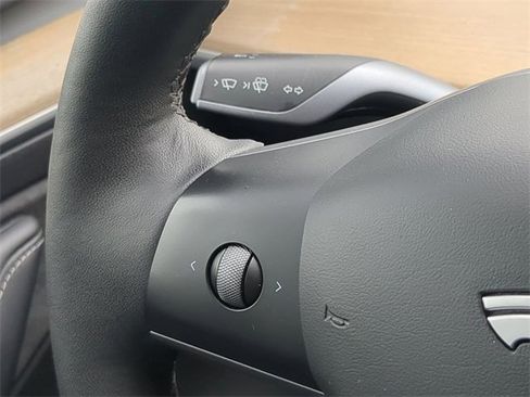Used 2023 Tesla Model Y Long Range image 28