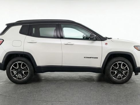 Used 2025 Jeep Compass Trailhawk image 11
