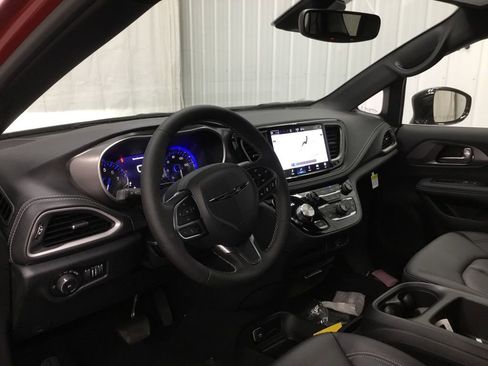 New 2026 Chrysler Pacifica Select image 9
