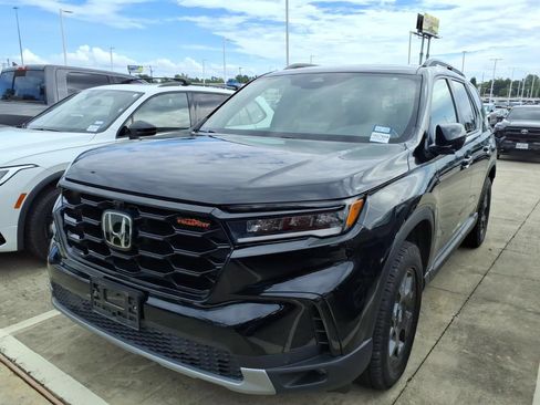 Used 2025 Honda Pilot TrailSport image 4