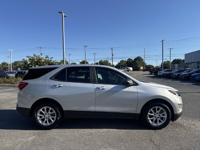 Used 2020 Chevrolet Equinox LS w/ LS Convenience Package FWD image 4