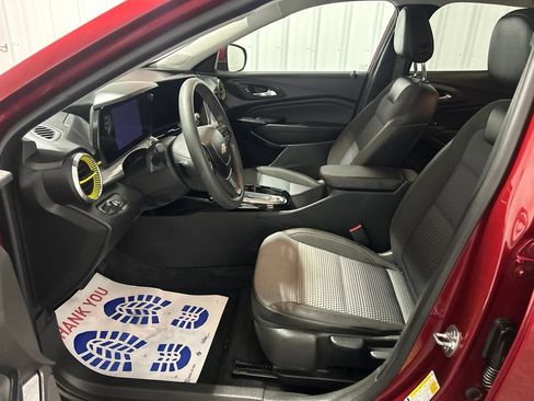 Used 2025 Chevrolet Trax LT FWD image 7