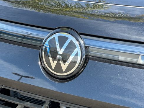 Used 2025 Volkswagen Tiguan SE FWD image 38