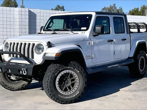 Certified 2020 Jeep Gladiator Overland AWD/4WD image 2