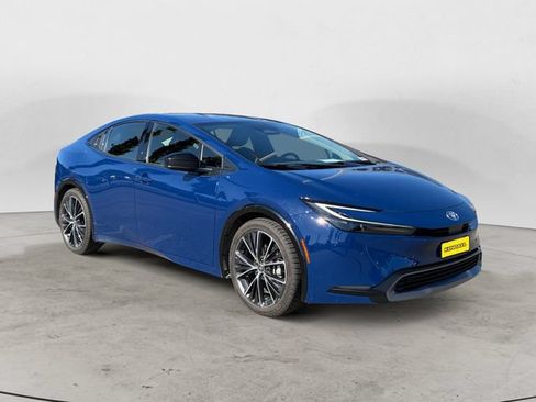 Used 2024 Toyota Prius XLE FWD image 3