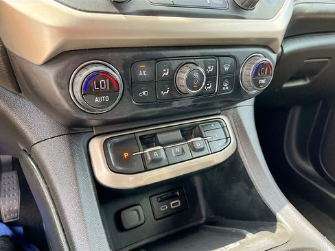 Used 2022 GMC Acadia Denali w/ Denali Ultimate Package FWD image 16