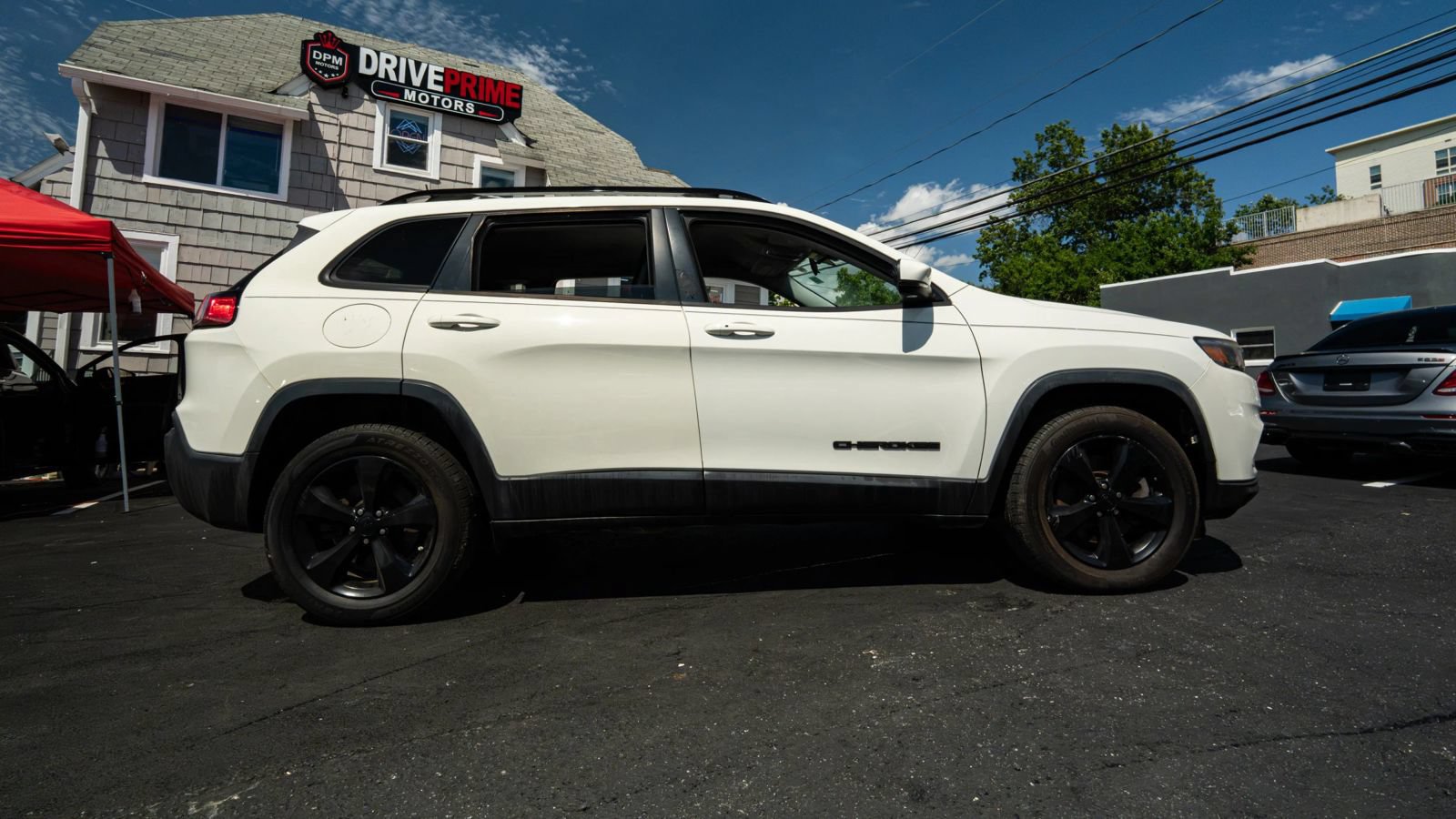 Used 2019 Jeep Cherokee Latitude Plus AWD/4WD image 2