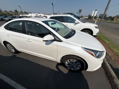 Used 2020 Hyundai Accent SE FWD image 2