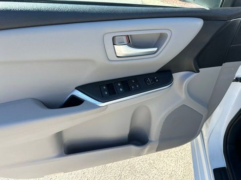Used 2016 Toyota Camry SE image 21
