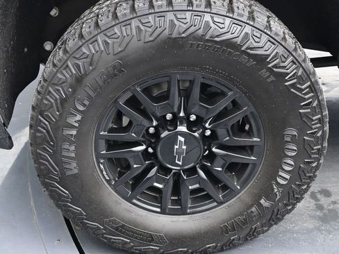 Used 2024 Chevrolet Silverado 2500 ZR2 w/ Technology Package image 12