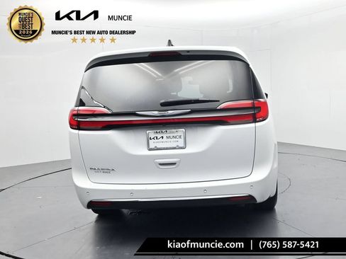 Used 2025 Chrysler Pacifica Select FWD image 7