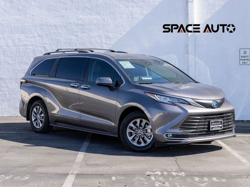 Used 2021 Toyota Sienna XLE FWD image 1