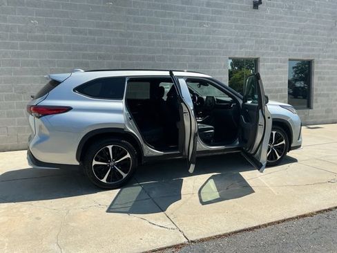 Used 2021 Toyota Highlander XSE AWD/4WD image 13