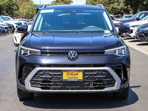 Used 2025 Volkswagen Taos SE FWD image 2