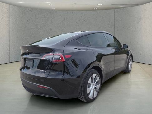 Used 2023 Tesla Model Y Long Range AWD/4WD image 5