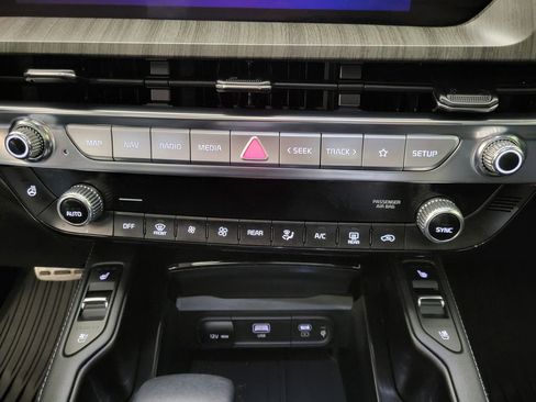 Used 2024 Kia Telluride SX Prestige w/ Towing Package image 12