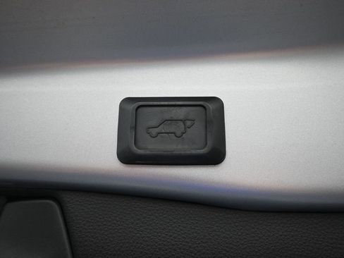 Used 2020 Toyota RAV4 XLE Premium FWD image 33