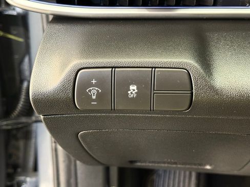 Used 2025 Hyundai Elantra Limited image 30