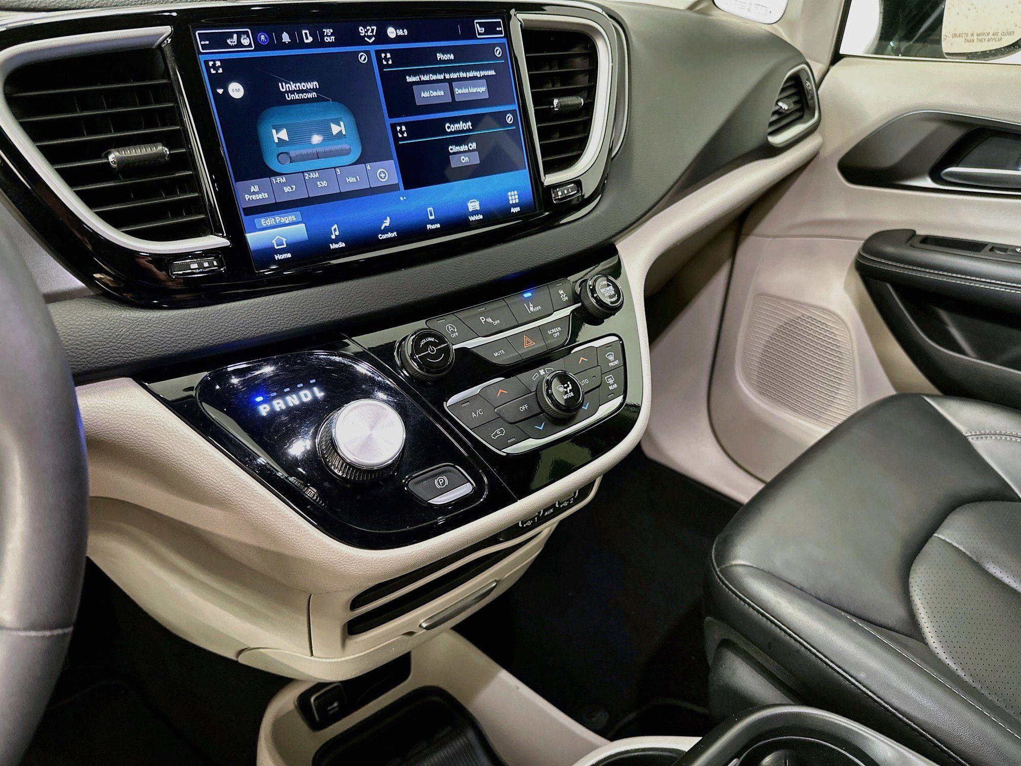 Used 2024 Chrysler Pacifica Touring-L FWD image 25