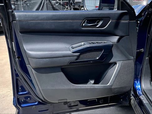 Used 2025 Nissan Pathfinder SV image 21