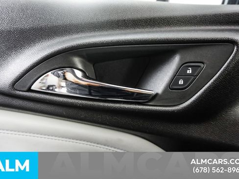 Used 2025 Chevrolet Trax LT FWD image 43