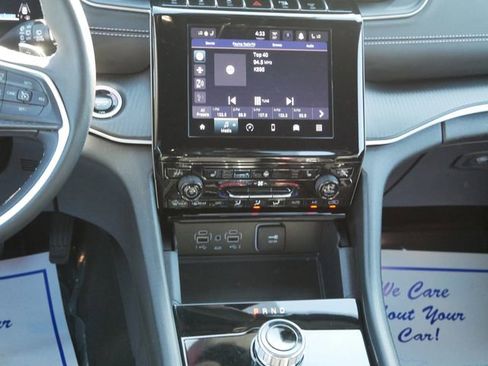 Used 2025 Jeep Grand Cherokee Altitude image 10