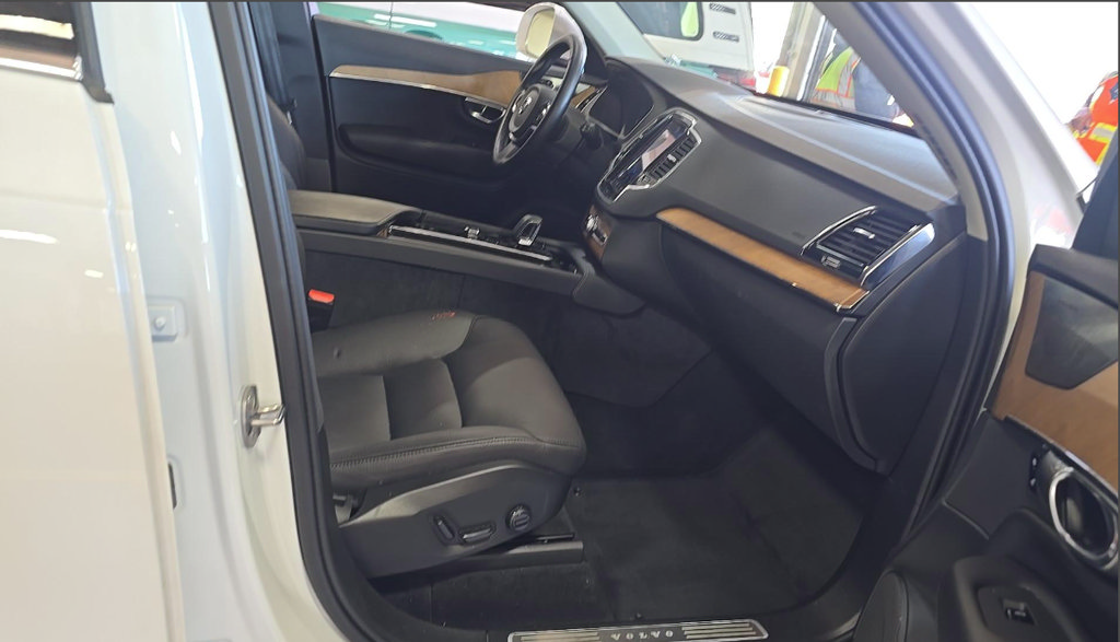 Used 2025 Volvo XC90 T8 Plus w/ Protection Package Premier AWD/4WD image 10