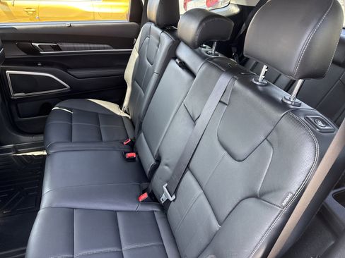 Used 2023 Kia Telluride EX image 15
