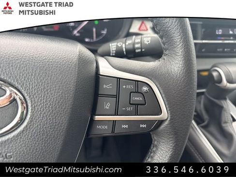 Used 2025 Toyota Sienna XLE FWD image 10