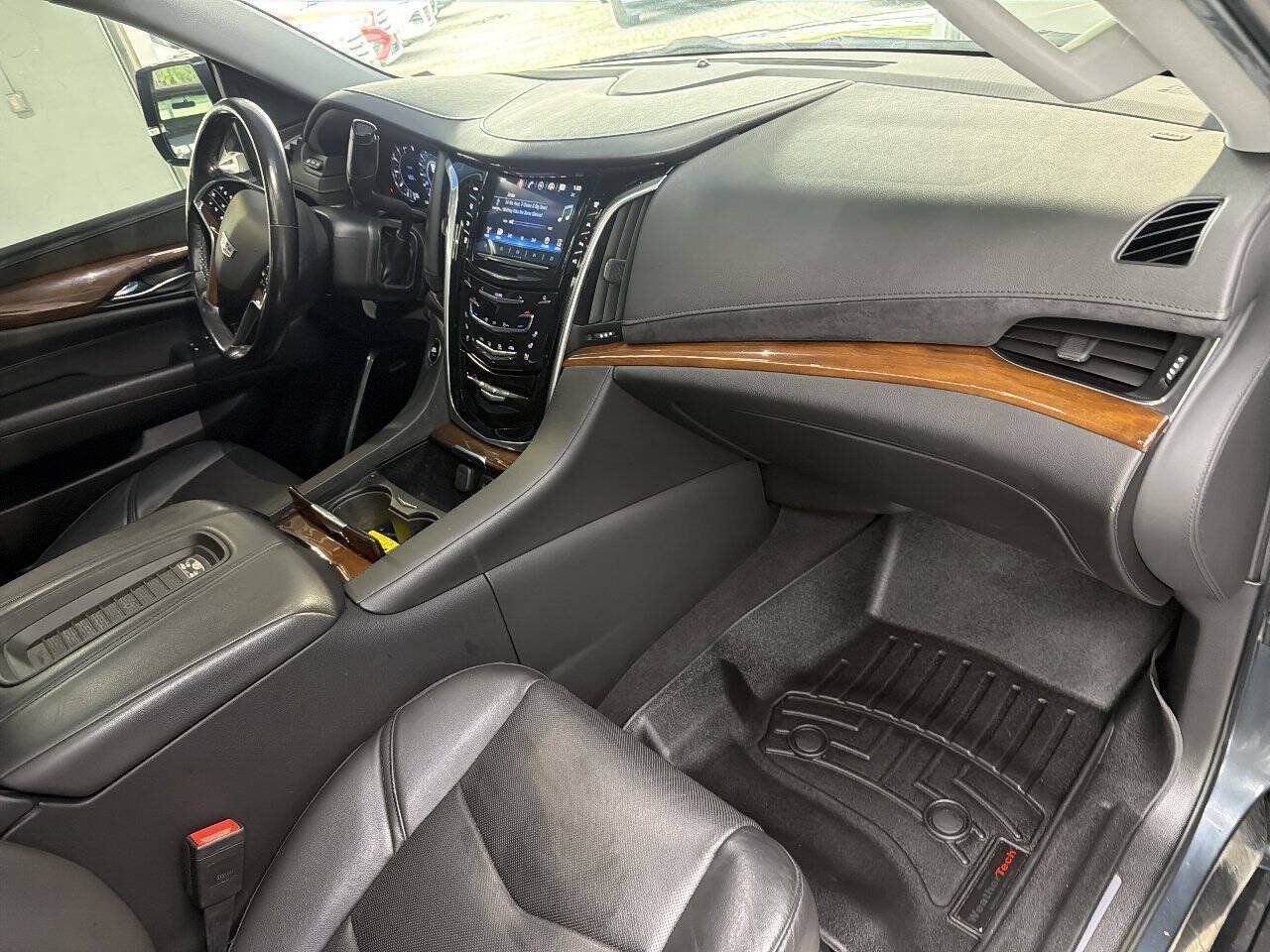 Used 2020 Cadillac Escalade ESV Premium Luxury AWD/4WD image 28