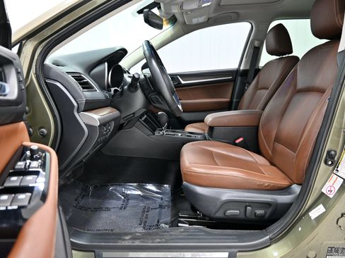 Used 2018 Subaru Outback 3.6R Touring w/ Popular Package #3 AWD/4WD image 5