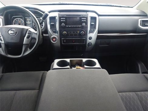 Used 2017 Nissan Titan SV image 10