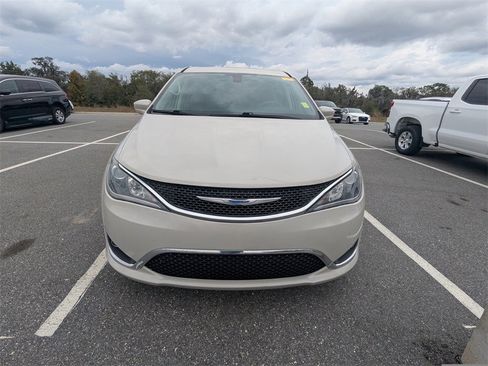 Used 2019 Chrysler Pacifica Touring Plus image 2