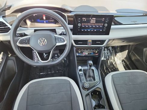 Used 2025 Volkswagen Taos SE AWD/4WD image 9