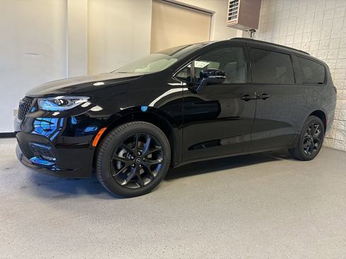 New 2026 Chrysler Pacifica Limited AWD/4WD image 13