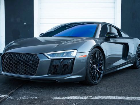 Used 2018 Audi R8 V10 w/ Premium Package RWD image 3