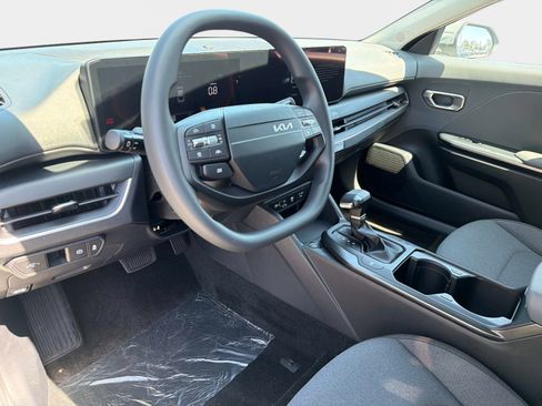 New 2026 Kia K4 LXS FWD image 18