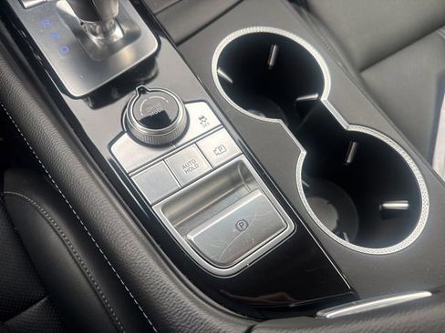 Used 2025 Genesis G70 2.5T image 25