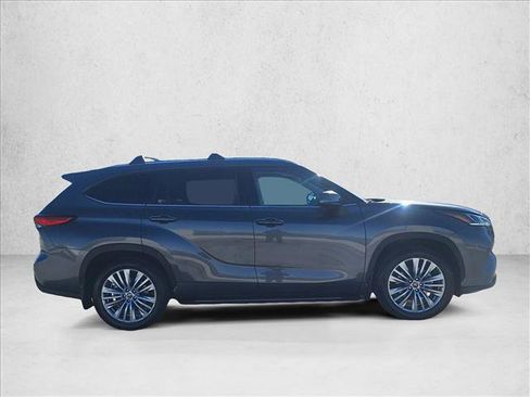 Used 2023 Toyota Highlander Platinum image 4