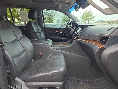 Used 2019 Cadillac Escalade ESV Premium Luxury AWD/4WD image 24