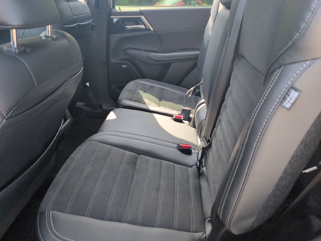 Used 2025 Mitsubishi Outlander SE FWD image 28
