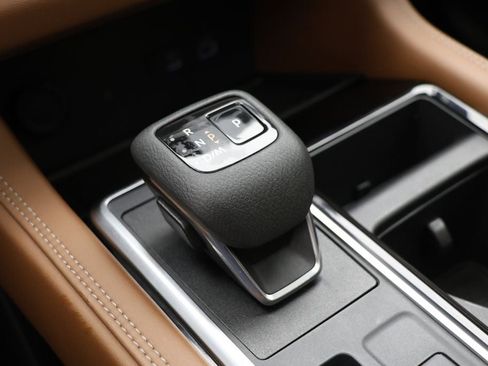 Used 2024 Nissan Pathfinder Platinum image 27