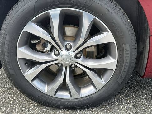 Used 2018 Chrysler Pacifica Limited w/ Tire & Wheel Group FWD image 8