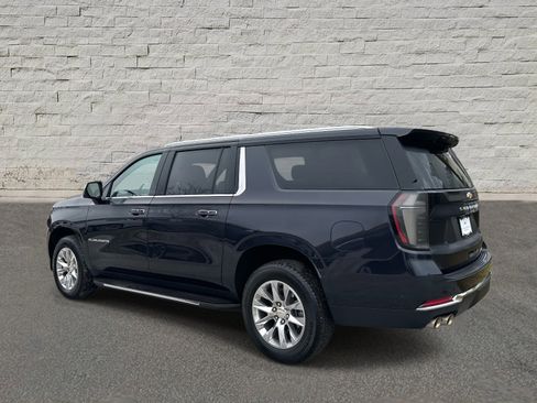 Used 2025 Chevrolet Suburban Premier image 3
