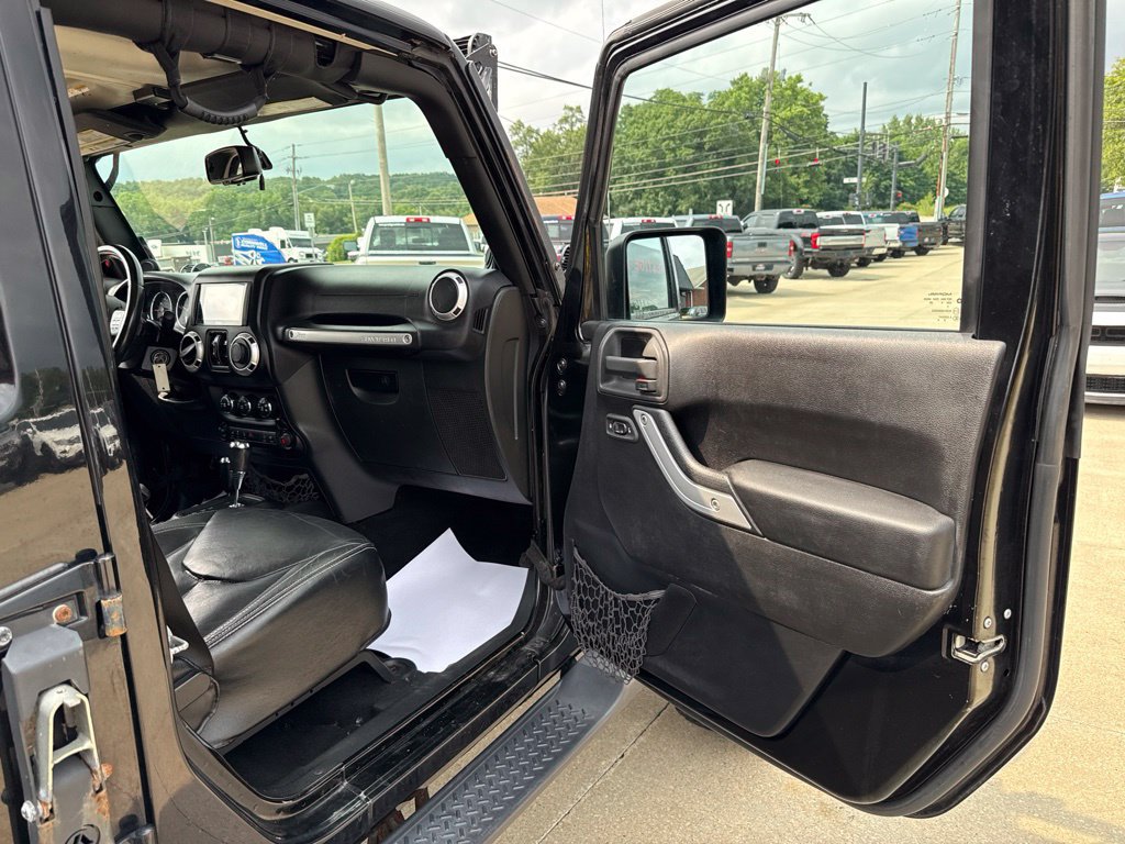 Used 2014 Jeep Wrangler Unlimited Rubicon w/ Connectivity Group AWD/4WD image 33