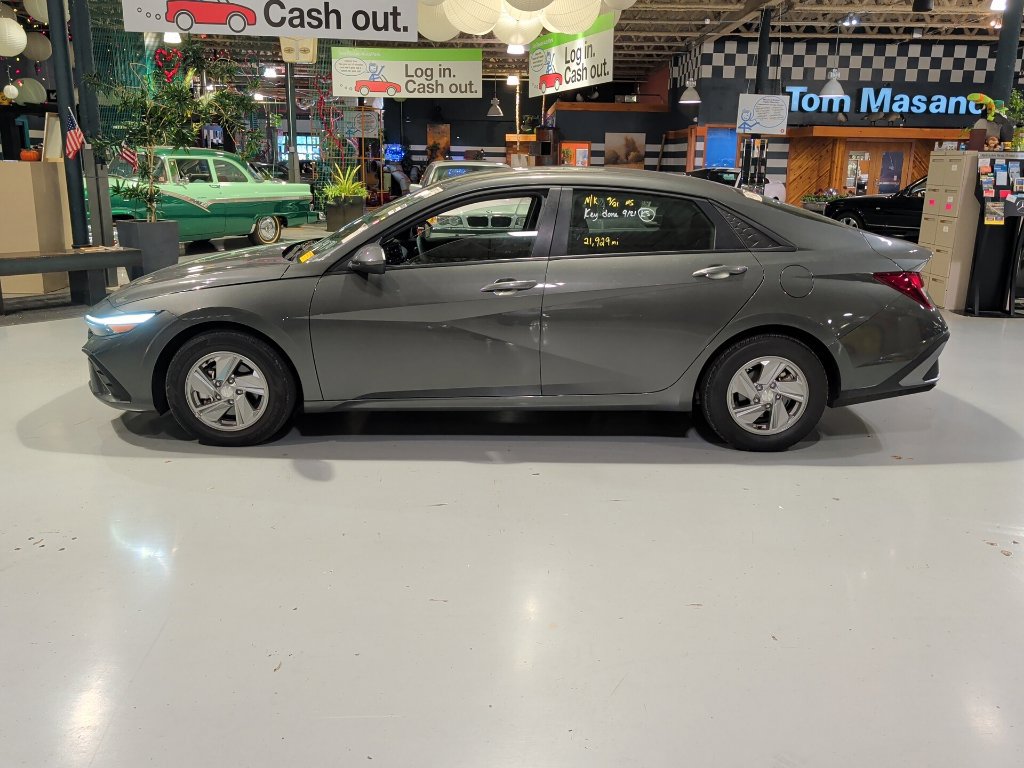 Used 2026 Hyundai Elantra SE FWD image 14