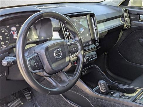 Used 2019 Volvo XC40 T5 Momentum image 11