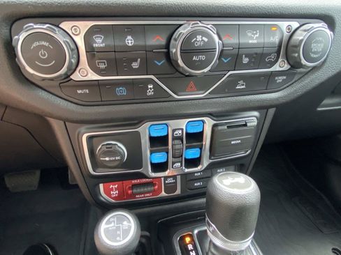 Used 2024 Jeep Wrangler Unlimited AWD/4WD image 29