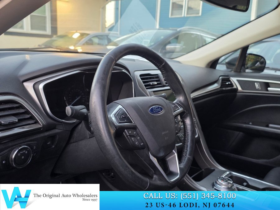 Used 2017 Ford Fusion SE w/ Fusion SE Technology Package AWD/4WD image 9